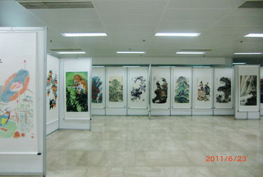 展覽展示服務(wù)全攻略 從掛畫展板到專業(yè)展柜租賃